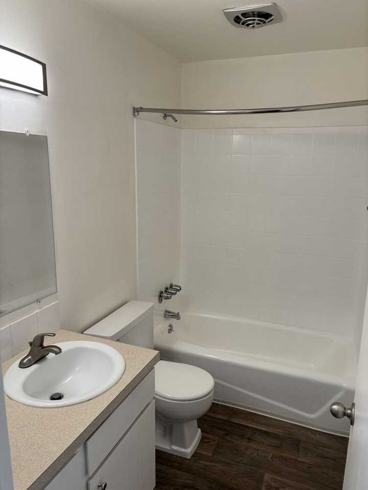 Hilltop House Apartments - Photo 6 of 11