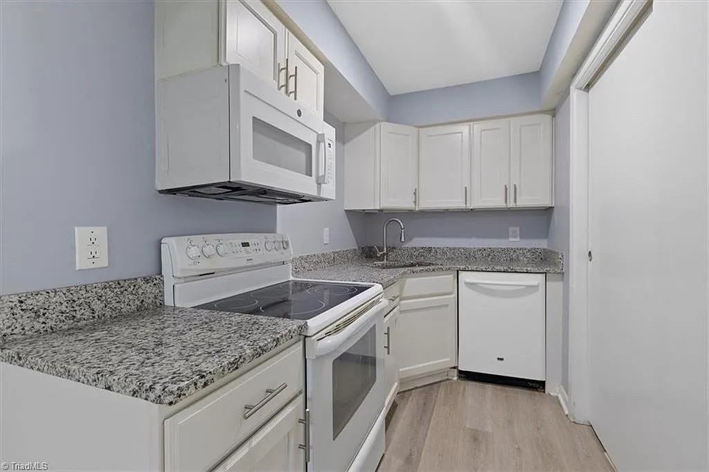 2819 N Ohenry Blvd - Photo 2 of 19