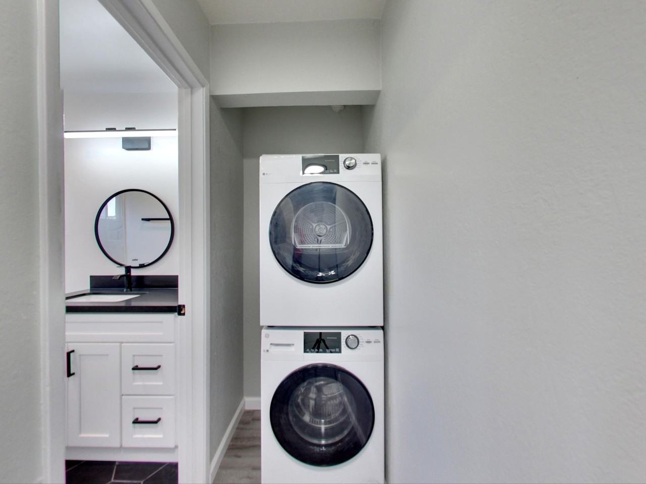 ROYALE APARTMENTS - Photo 5 of 16