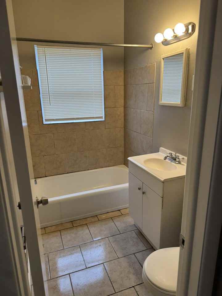 1531 W College Ter #1531 - Photo 3 of 8