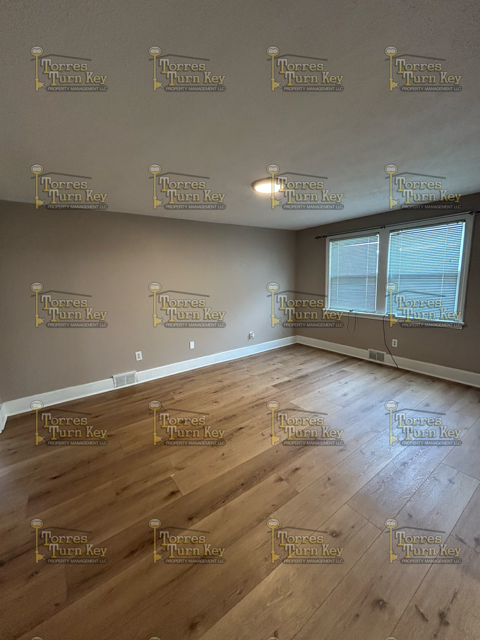 455 Peart Ave #1 - Photo 5 of 8