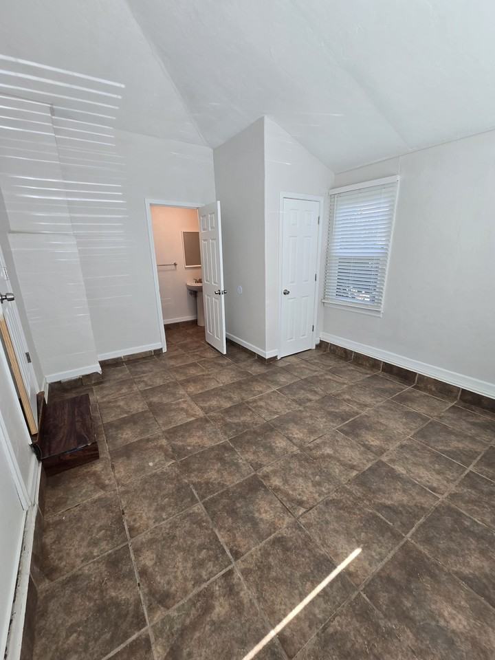 201 E Grangeville Blvd #2 - Photo 6 of 17