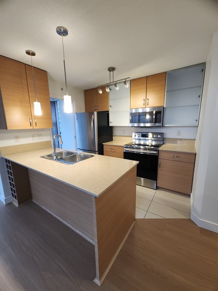 909 Mainland Street - Photo 2 of 15