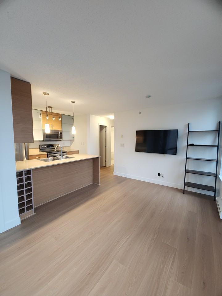 909 Mainland Street - Photo 3 of 15