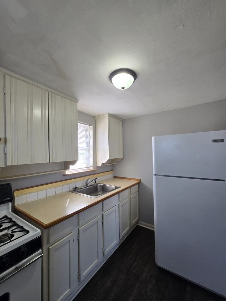 938 N Broadway Ave #1 - Photo 4 of 7