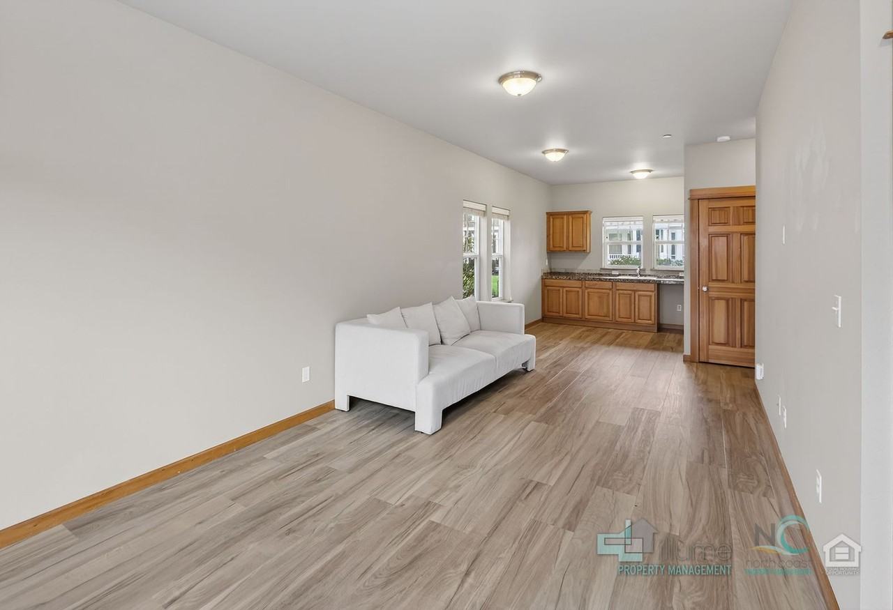 255 29th St - Photo 2 of 17