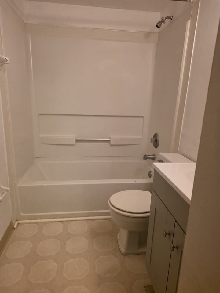 5490 Kenneylane Boulevard - Photo 2 of 8