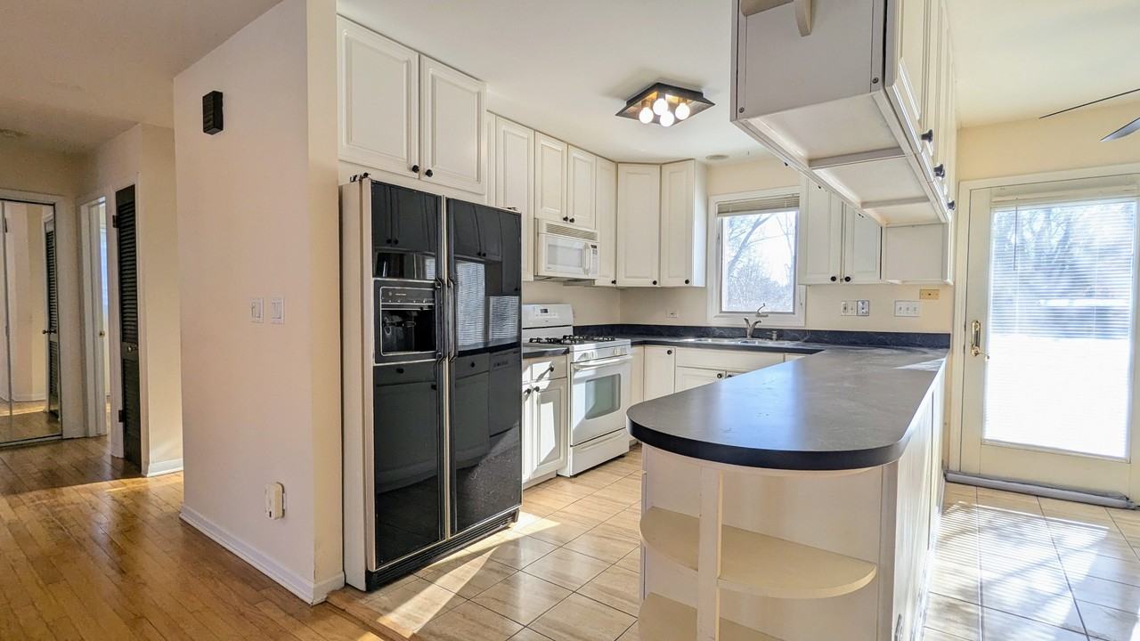 709 W Kenilworth Ave #1 - Photo 4 of 7