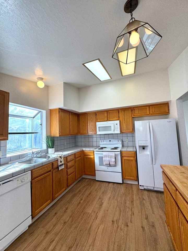 6052 Walnut Creek Rd - Photo 2 of 12