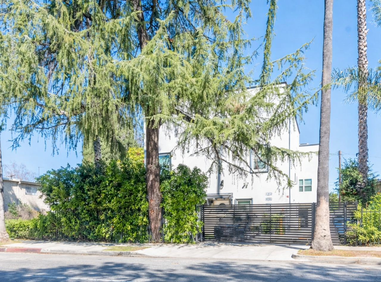 16753-16755 1/2 Sherman Way - Photo 3 of 5