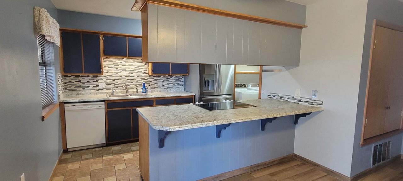 617 Corrales Rd - Photo 6 of 27