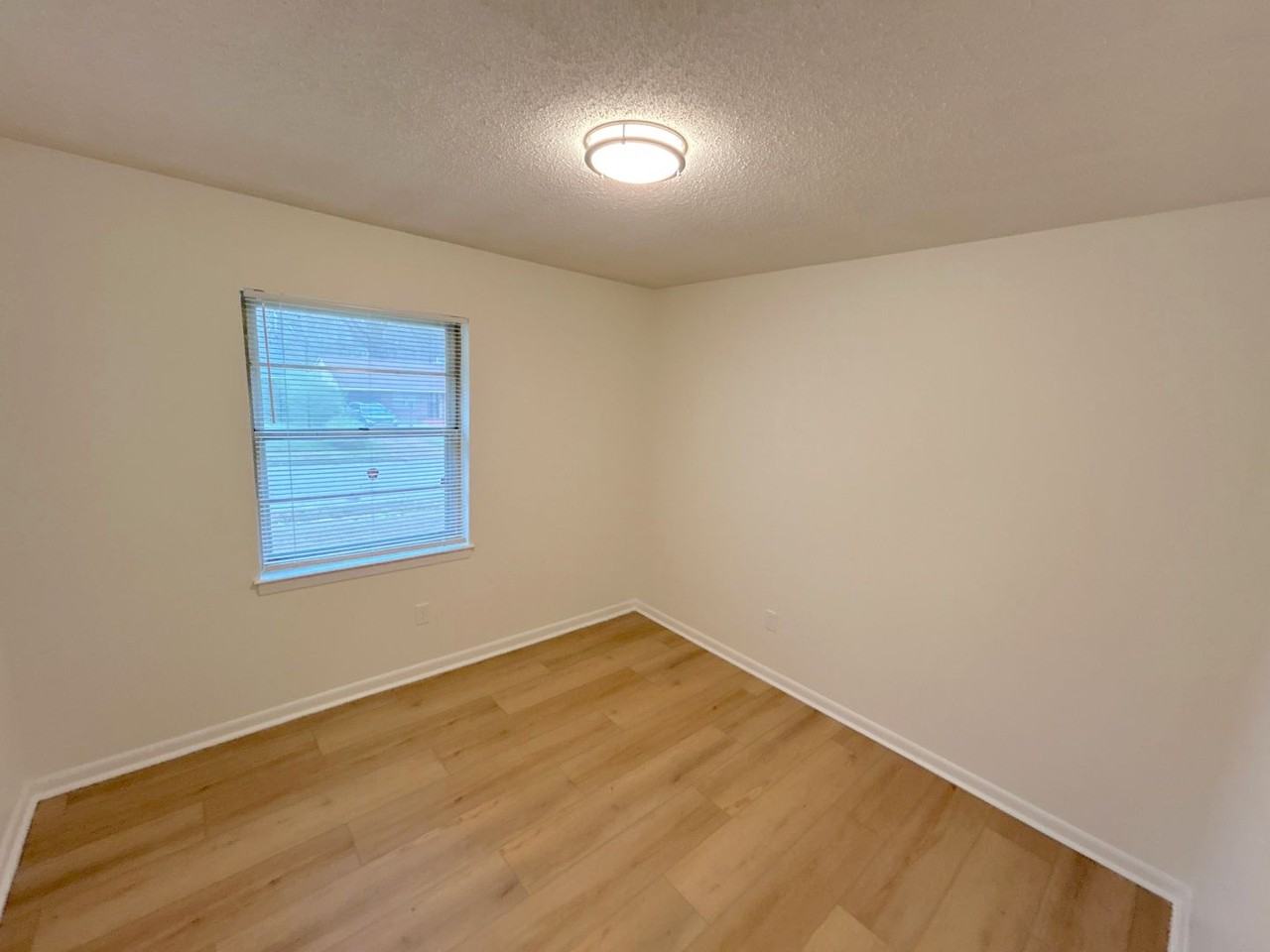 1885 Dessa Dr - Photo 5 of 15