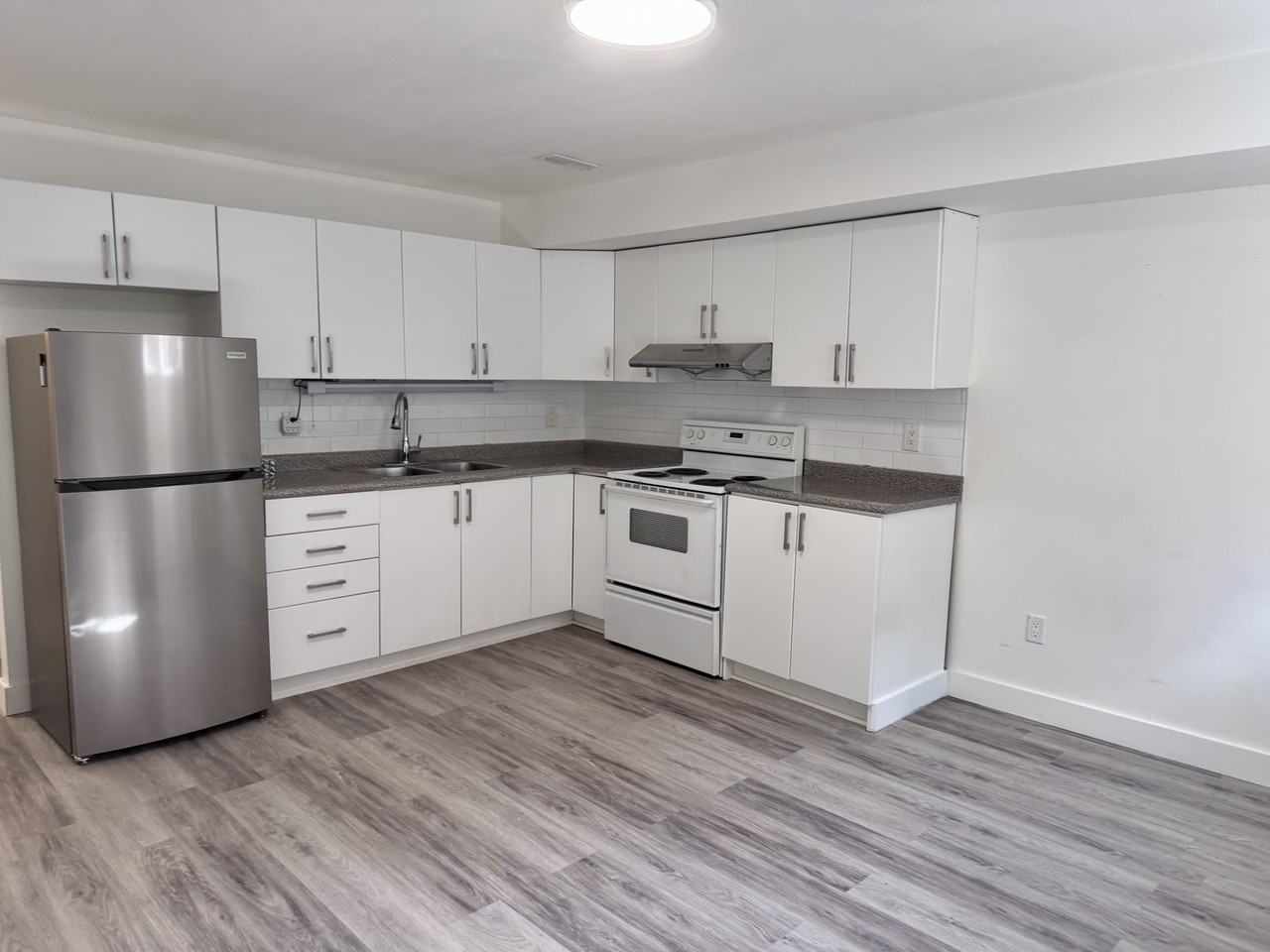 918 St Clarens Ave - Photo 5 of 11