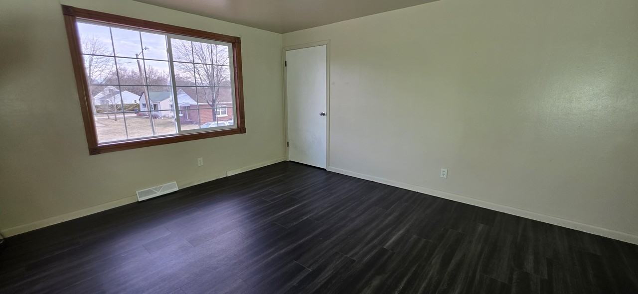 1810 Oak St #4 - Photo 2 of 11