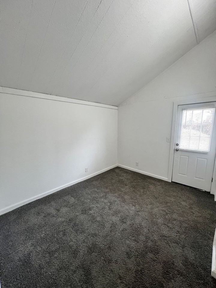 1004 E Walnut St - Photo 6 of 13