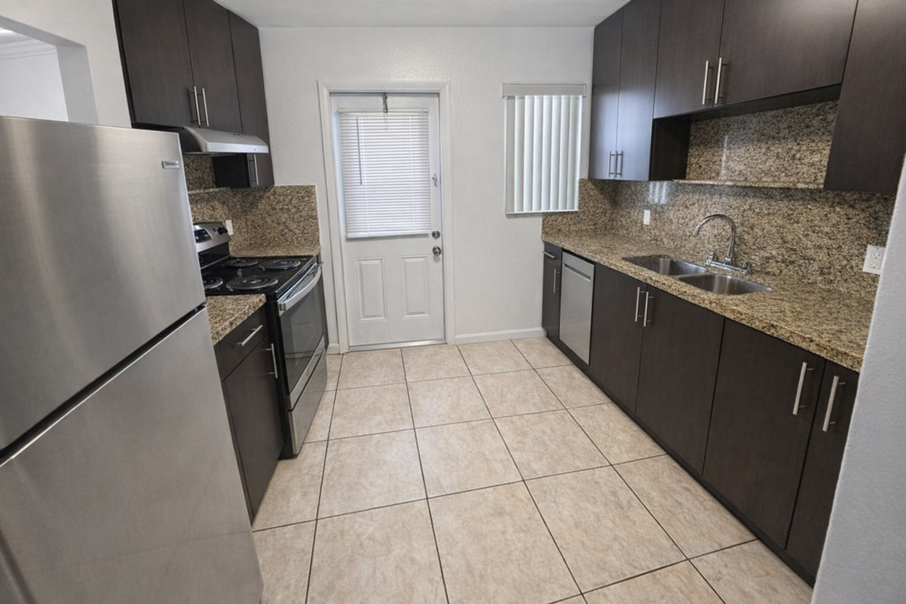 532 S Crescent Dr Hollywood, FL 33021 - Photo 2 of 9