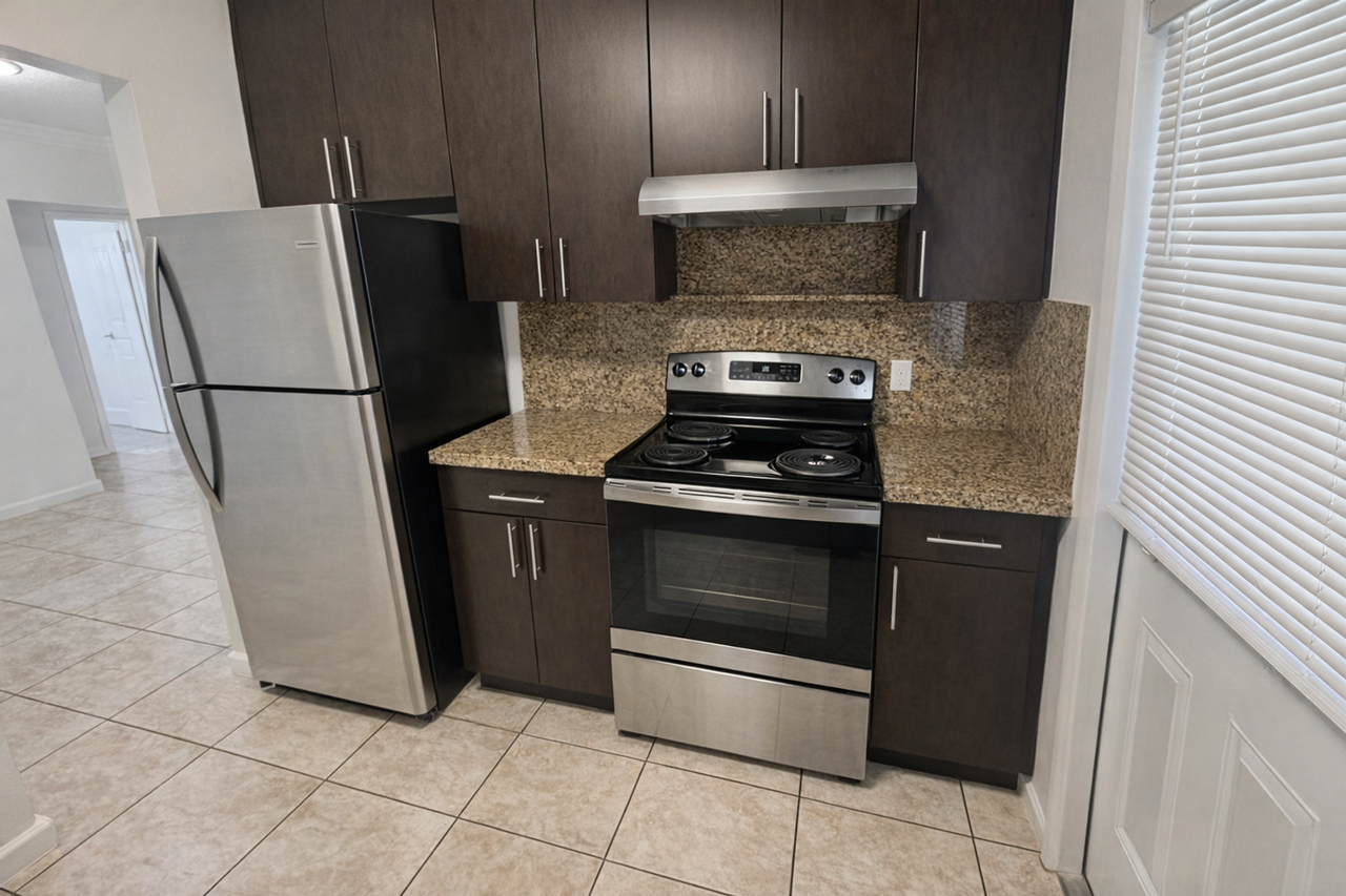 532 S Crescent Dr Hollywood, FL 33021 - Photo 3 of 9