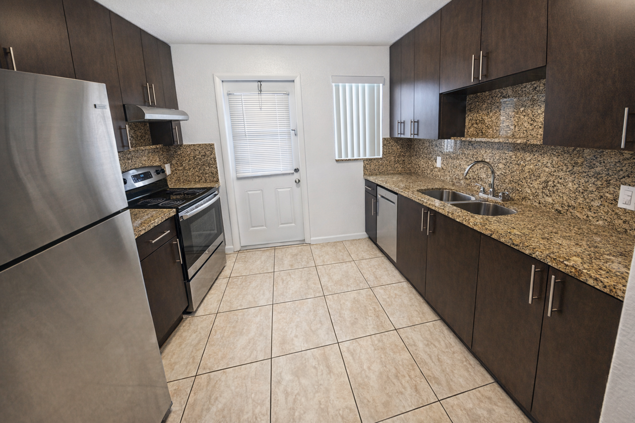 532 S Crescent Dr Hollywood, FL 33021 - Photo 4 of 9