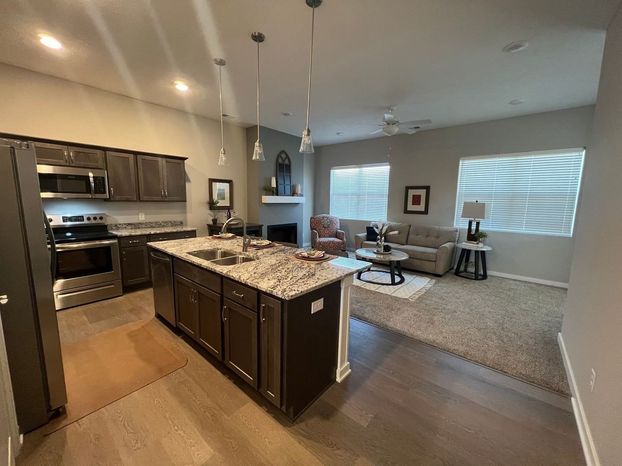 1717 Hillcrest Dr - Photo 3 of 8