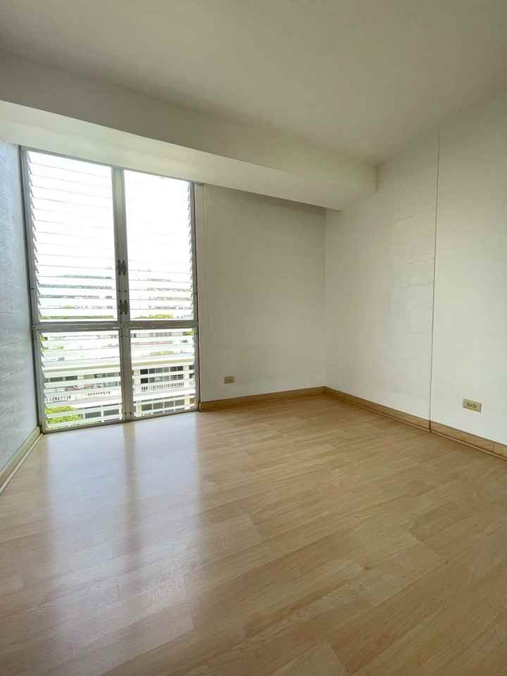 1415 Punahou St #701 - Photo 4 of 10