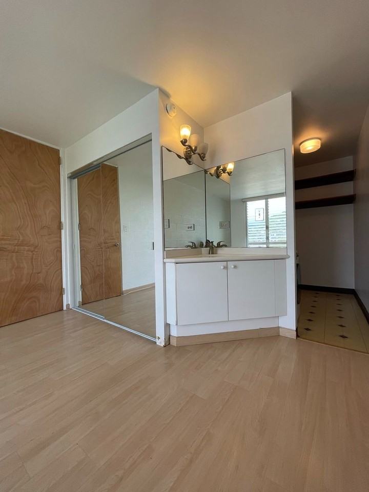 1415 Punahou St #701 - Photo 7 of 10