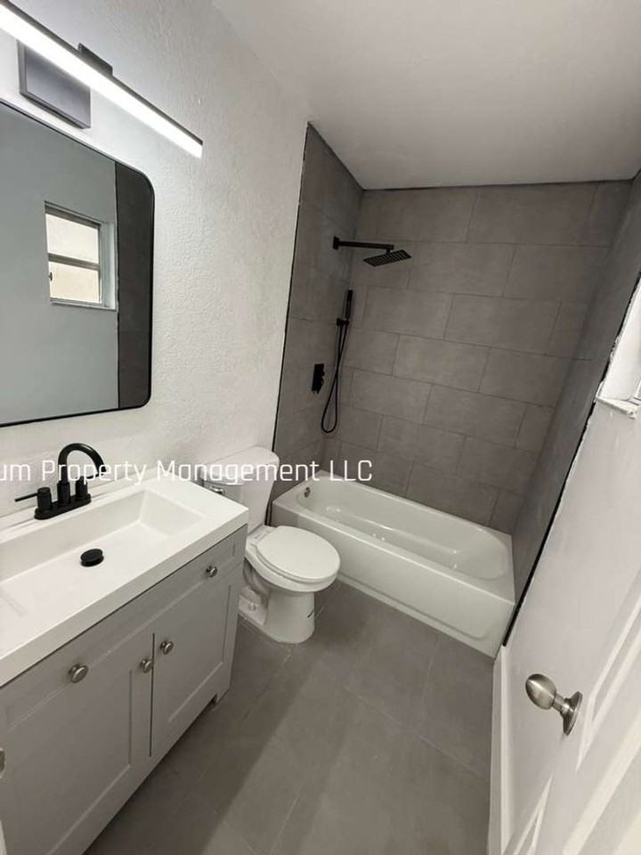 8416 N Brooks St - Photo 4 of 13