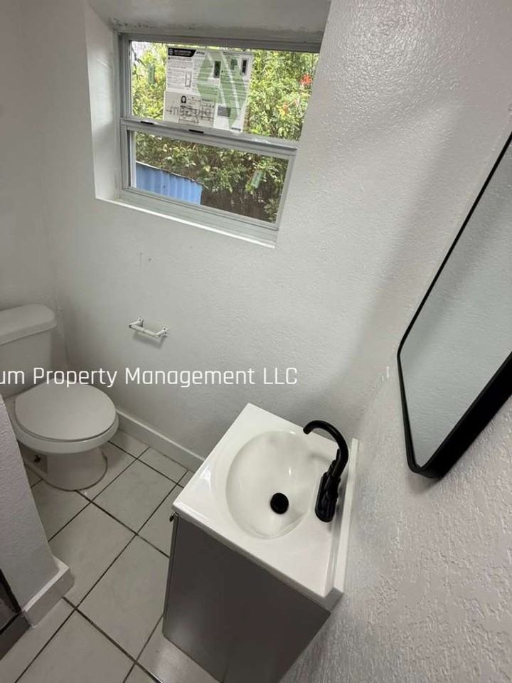 8416 N Brooks St - Photo 6 of 13