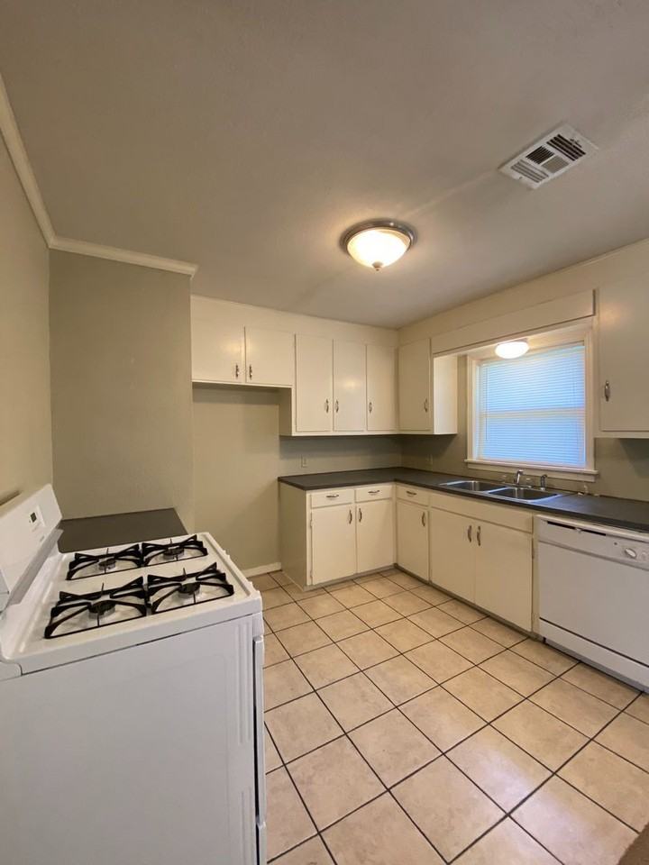 1862 S Hudson Ave - Photo 5 of 11