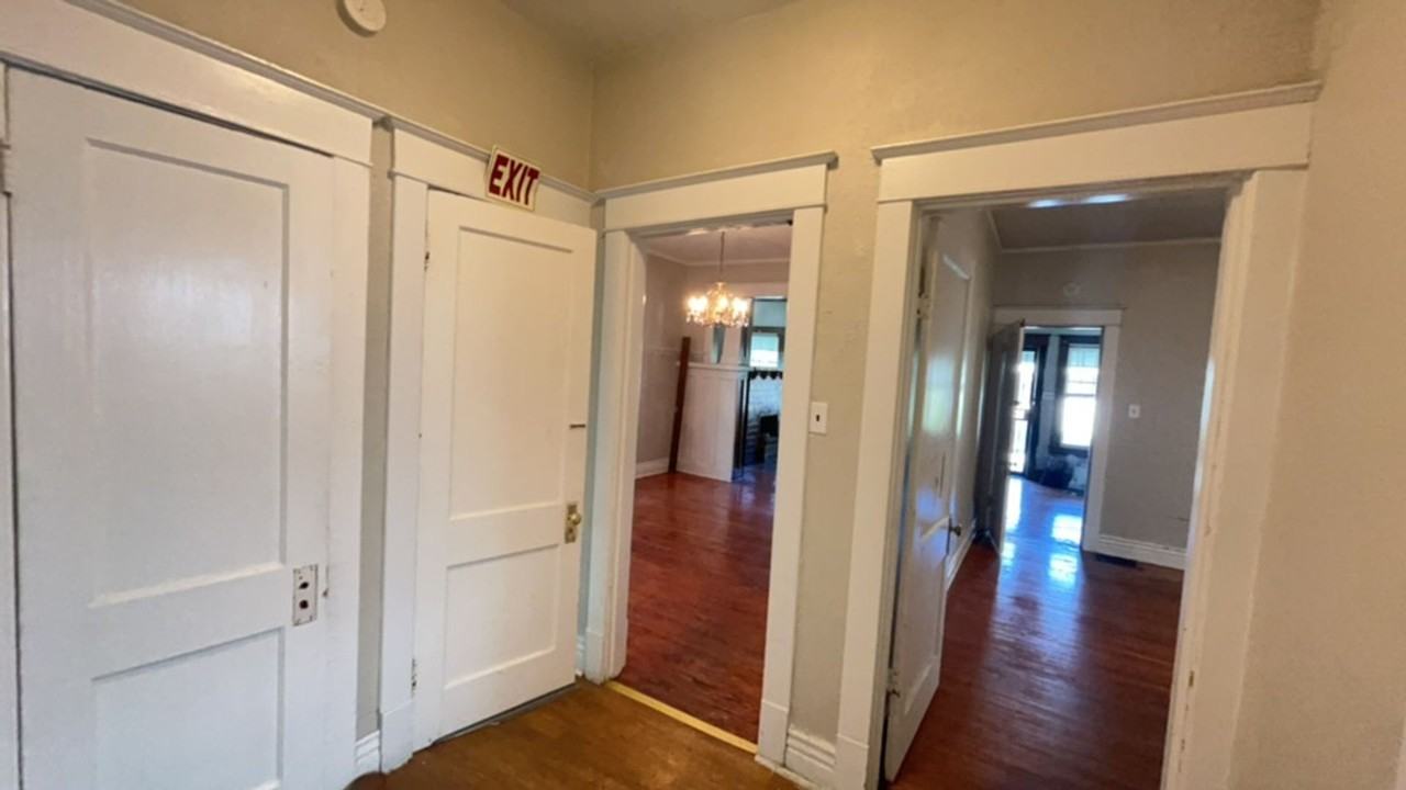 803 S 35th St - Photo 3 of 9