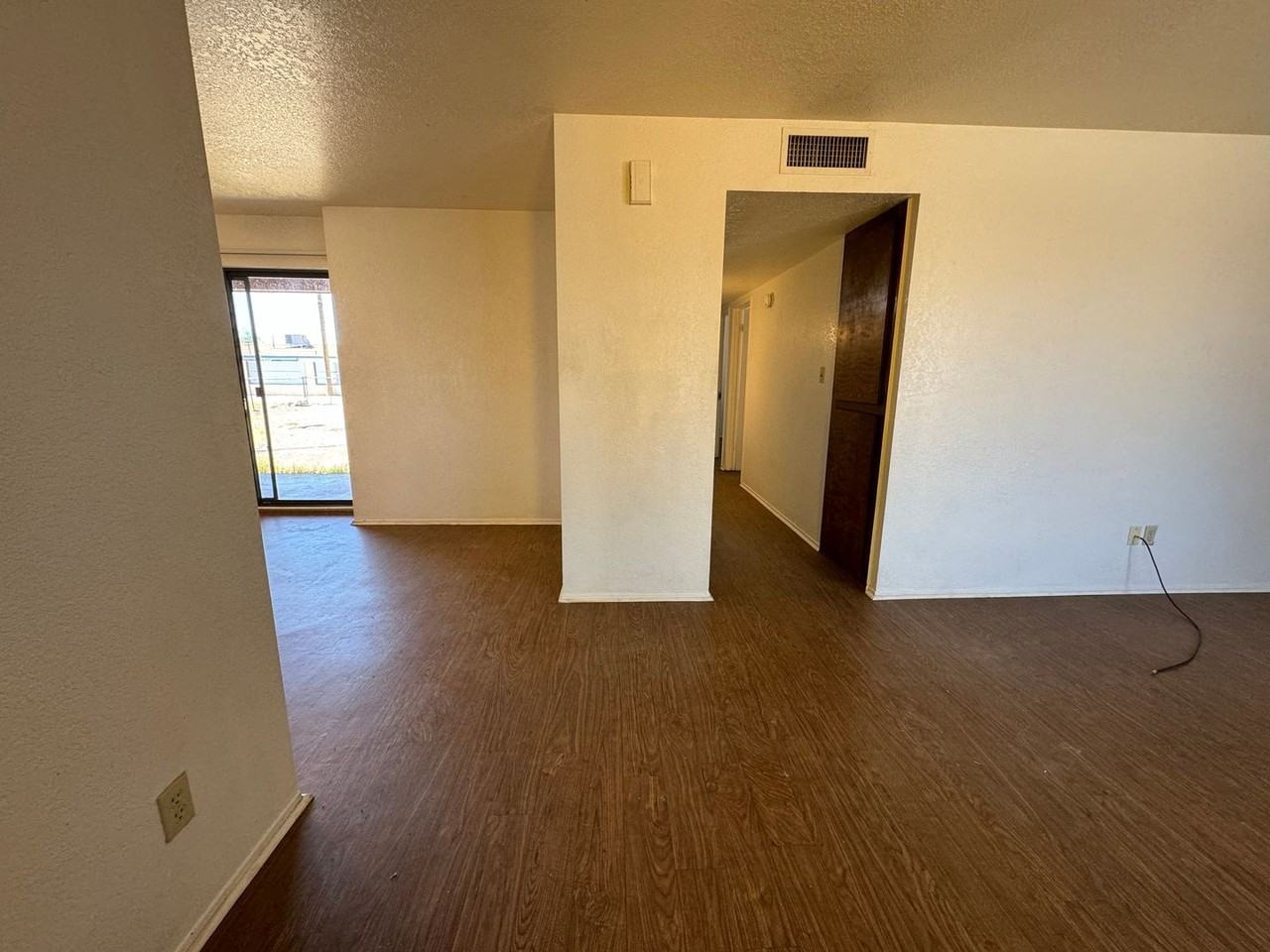 1154 Jasper Ave - Photo 4 of 18