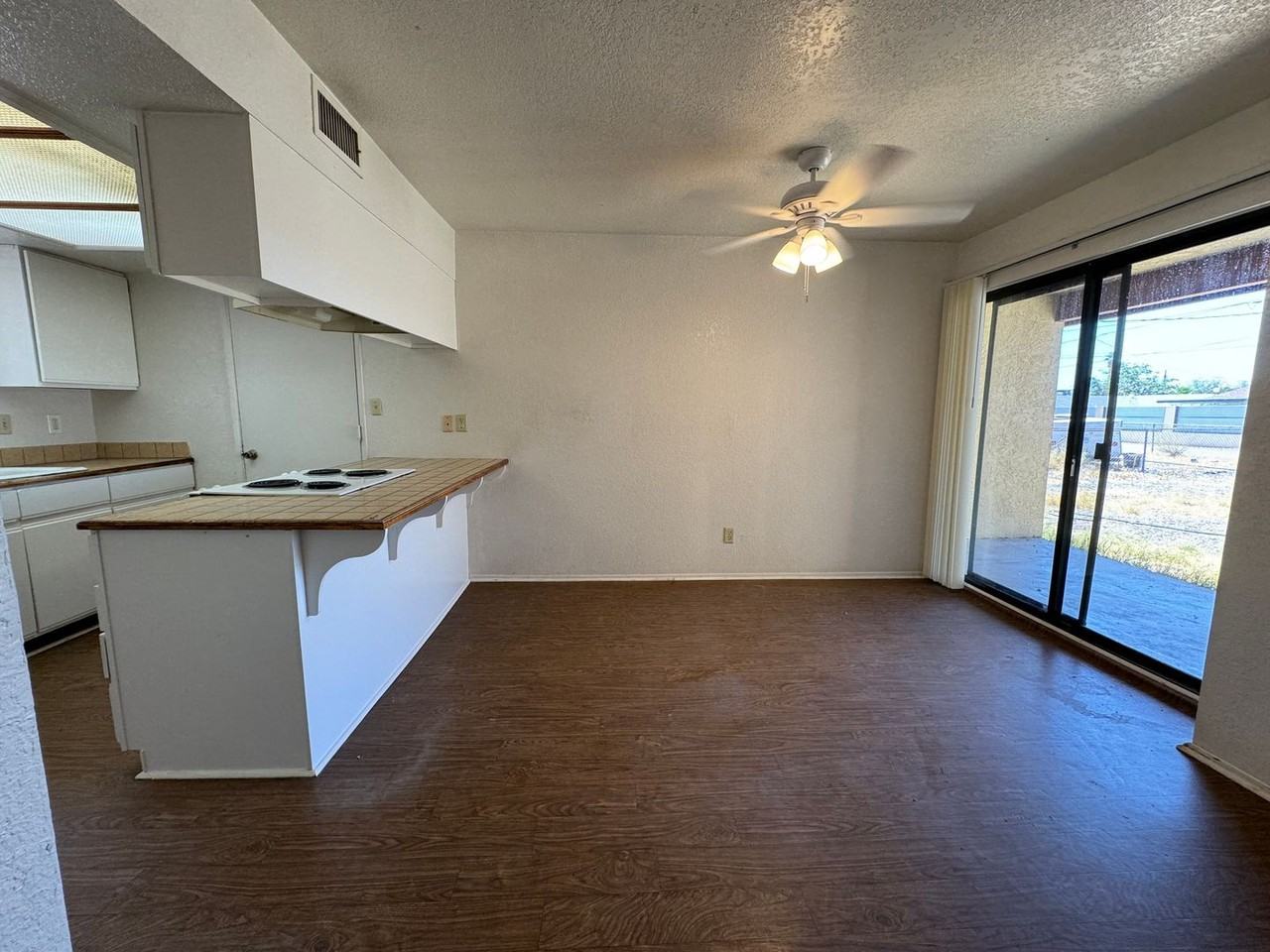 1154 Jasper Ave - Photo 5 of 18