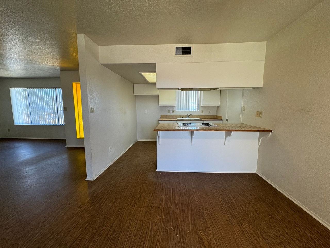 1154 Jasper Ave - Photo 6 of 18