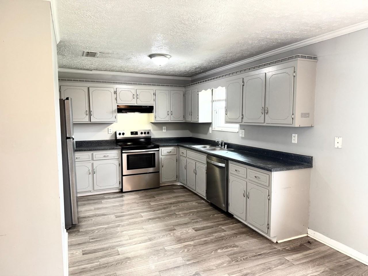 1175 Max Ct - Photo 2 of 22