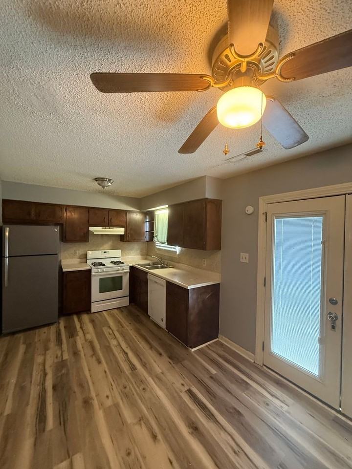 132 Pebble Ct - Photo 6 of 12