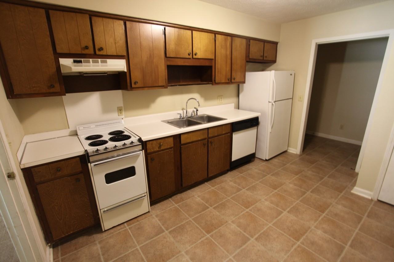 1401 Hampton Dr - Photo 3 of 8