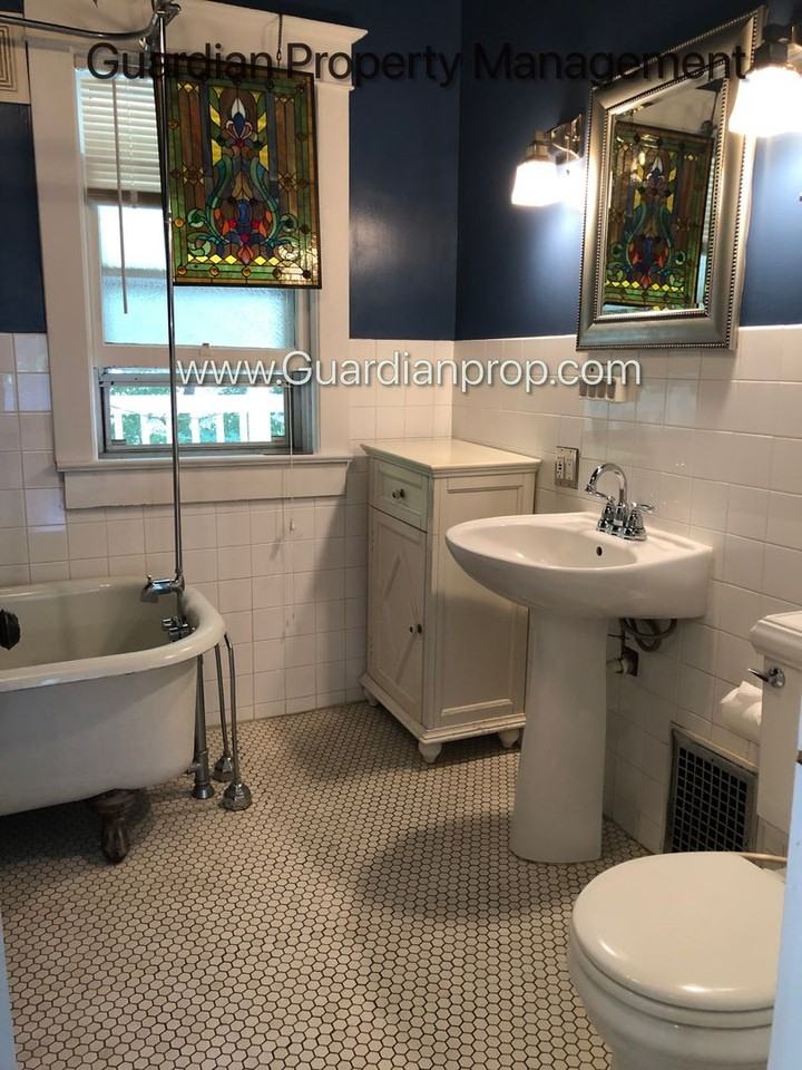 1213 23rd Ave Ne - Photo 6 of 9