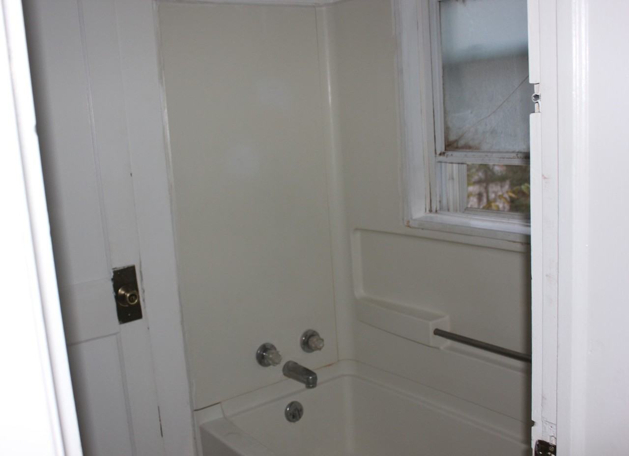 215 S Commerce St #4 - Photo 4 of 10