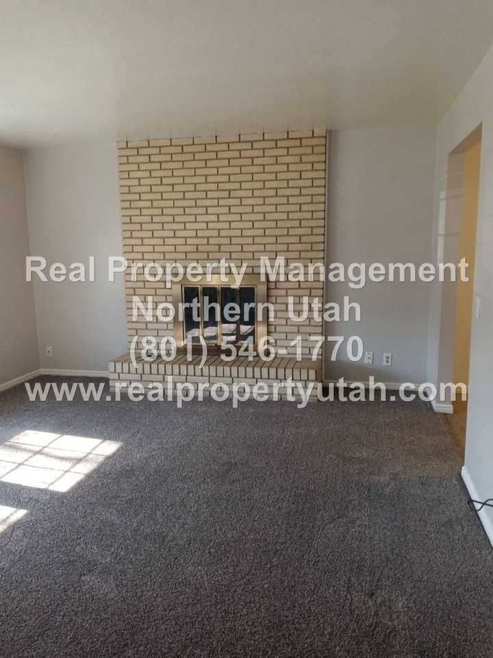 992 W 2200 N - Photo 5 of 25