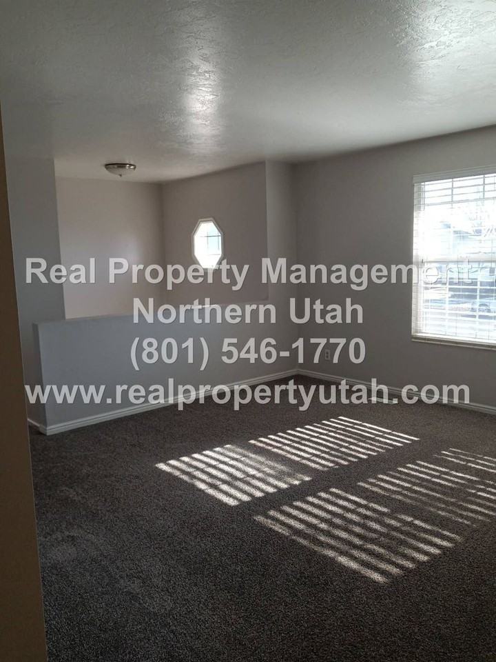 992 W 2200 N - Photo 6 of 25