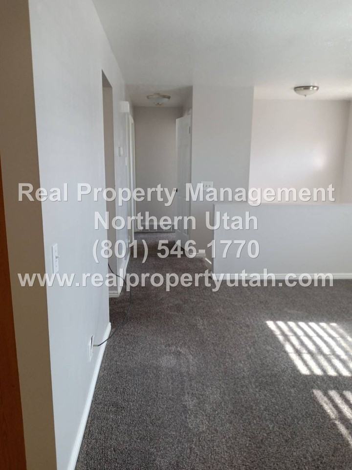 992 W 2200 N - Photo 7 of 25