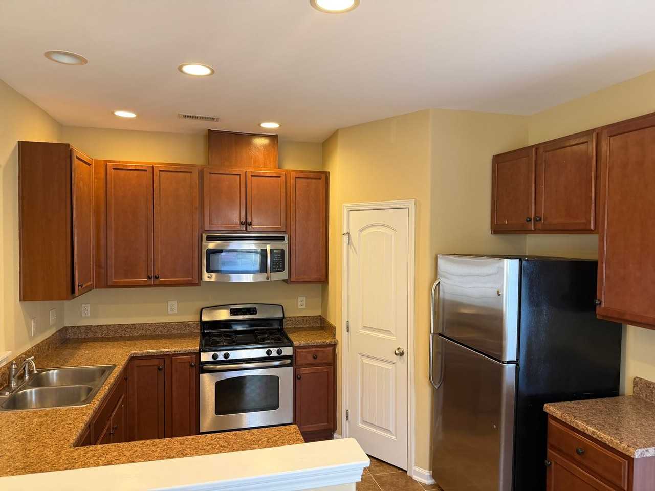 553 Matheson Pl - Photo 4 of 12