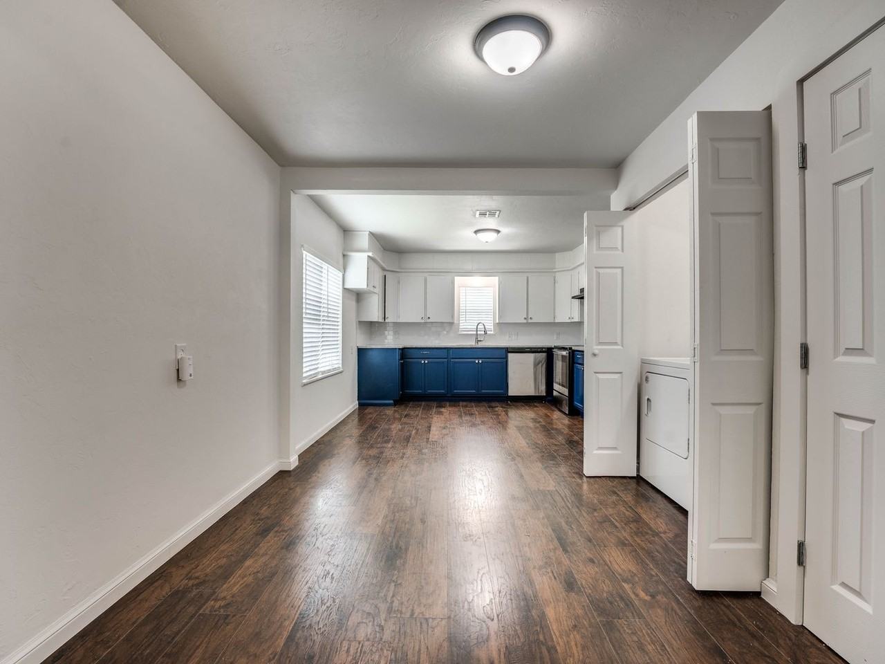 2011 N Bonita Ave - Photo 5 of 44