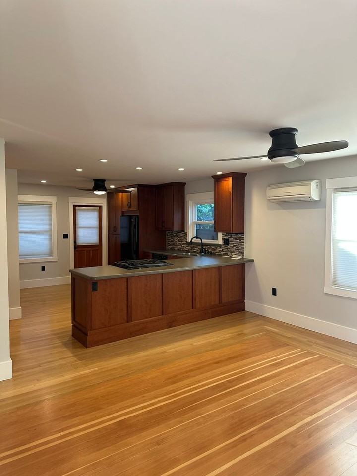 721 Howard St - Photo 5 of 11