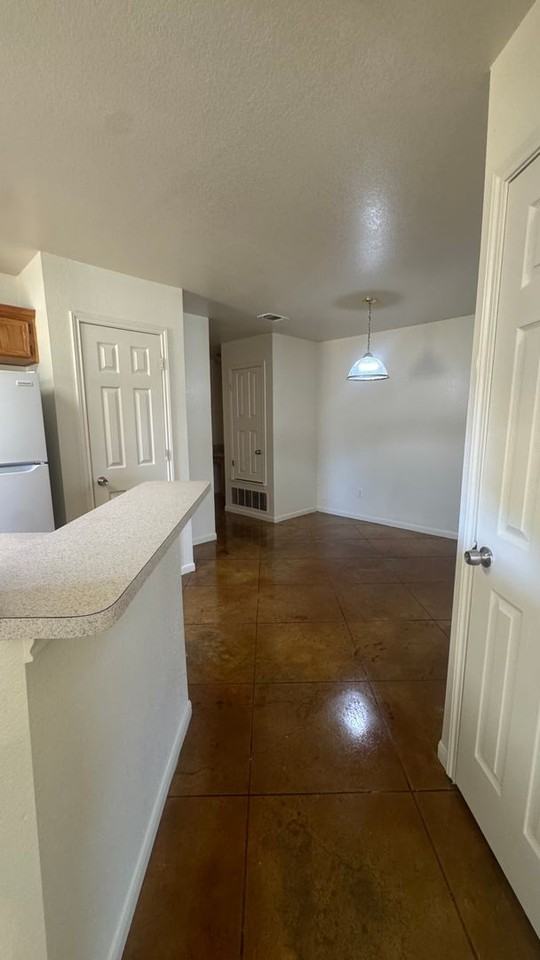 217 W Arlo Rd - Photo 4 of 17