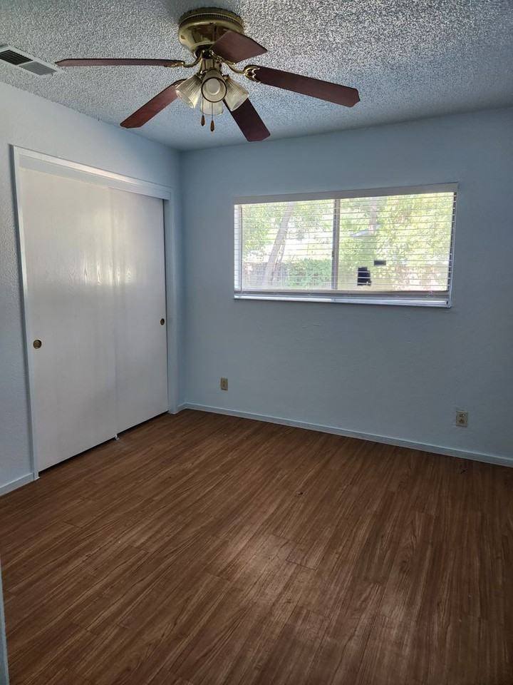 1184 E 10th St - Photo 7 of 9