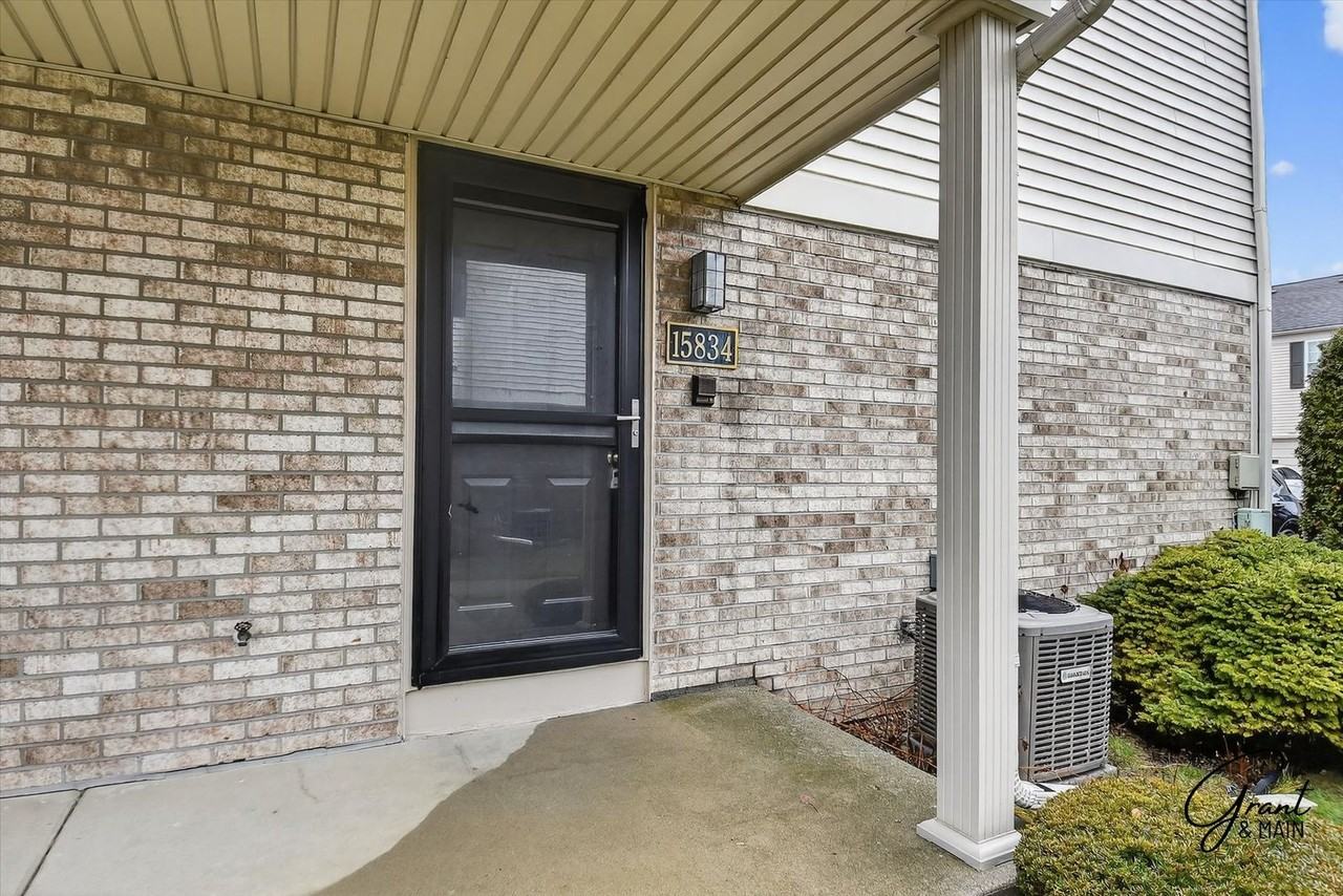 15834 N Franklin Dr - Photo 3 of 23