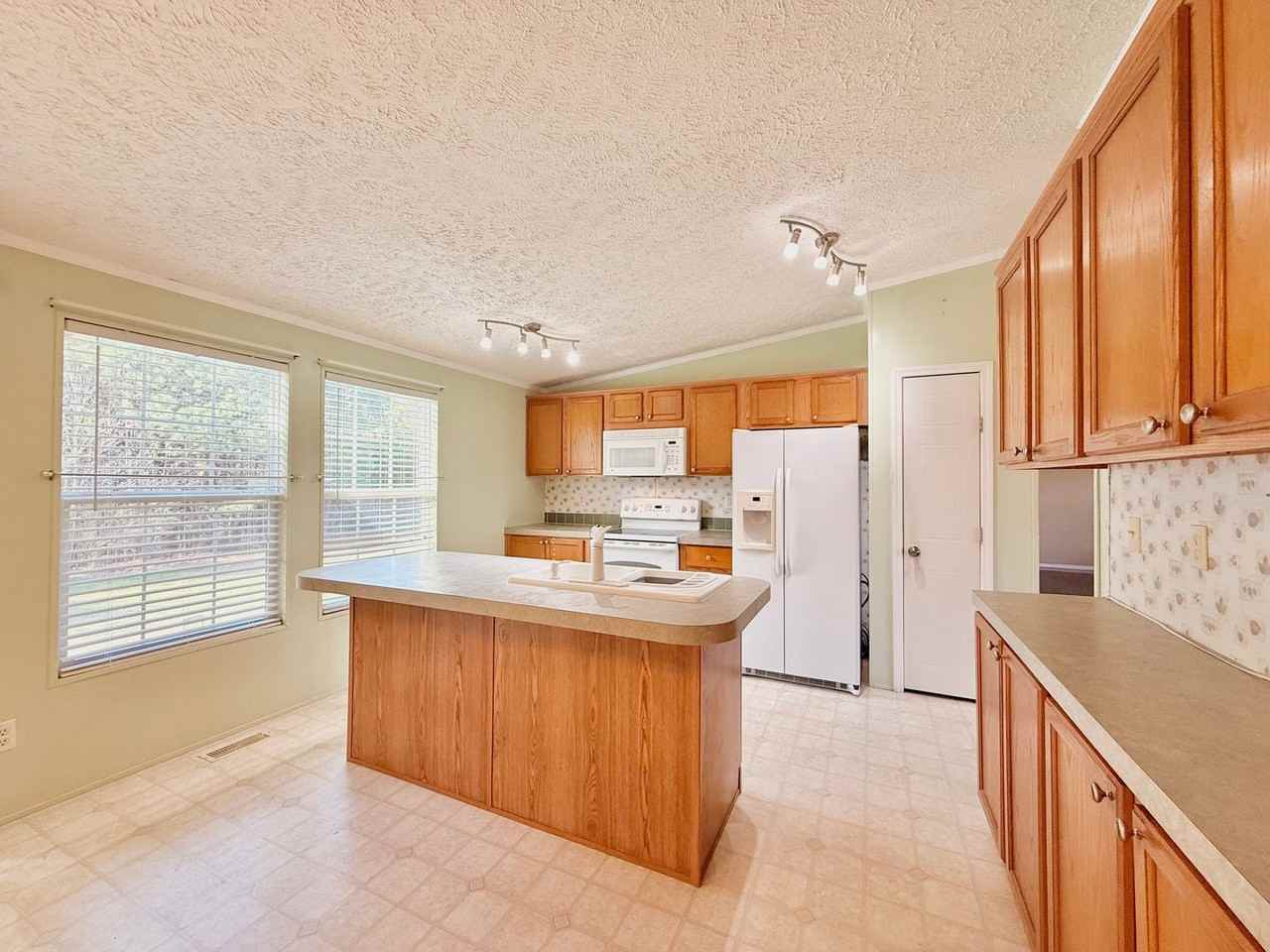 21 Dugger St - Photo 4 of 25