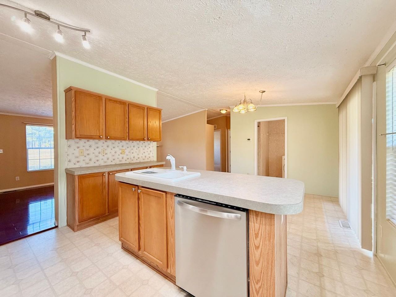 21 Dugger St - Photo 5 of 25