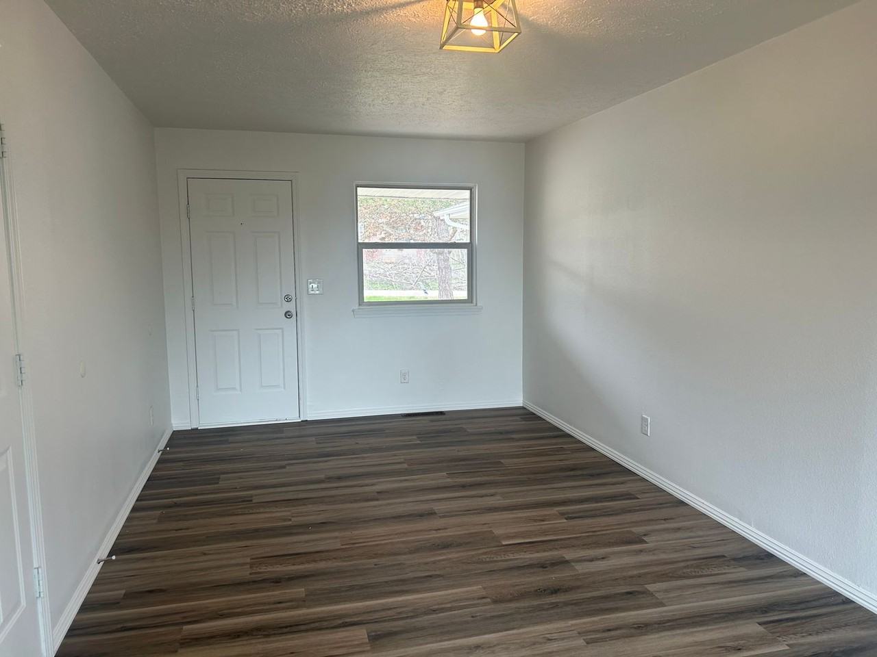 107 W Maple St - Photo 2 of 15