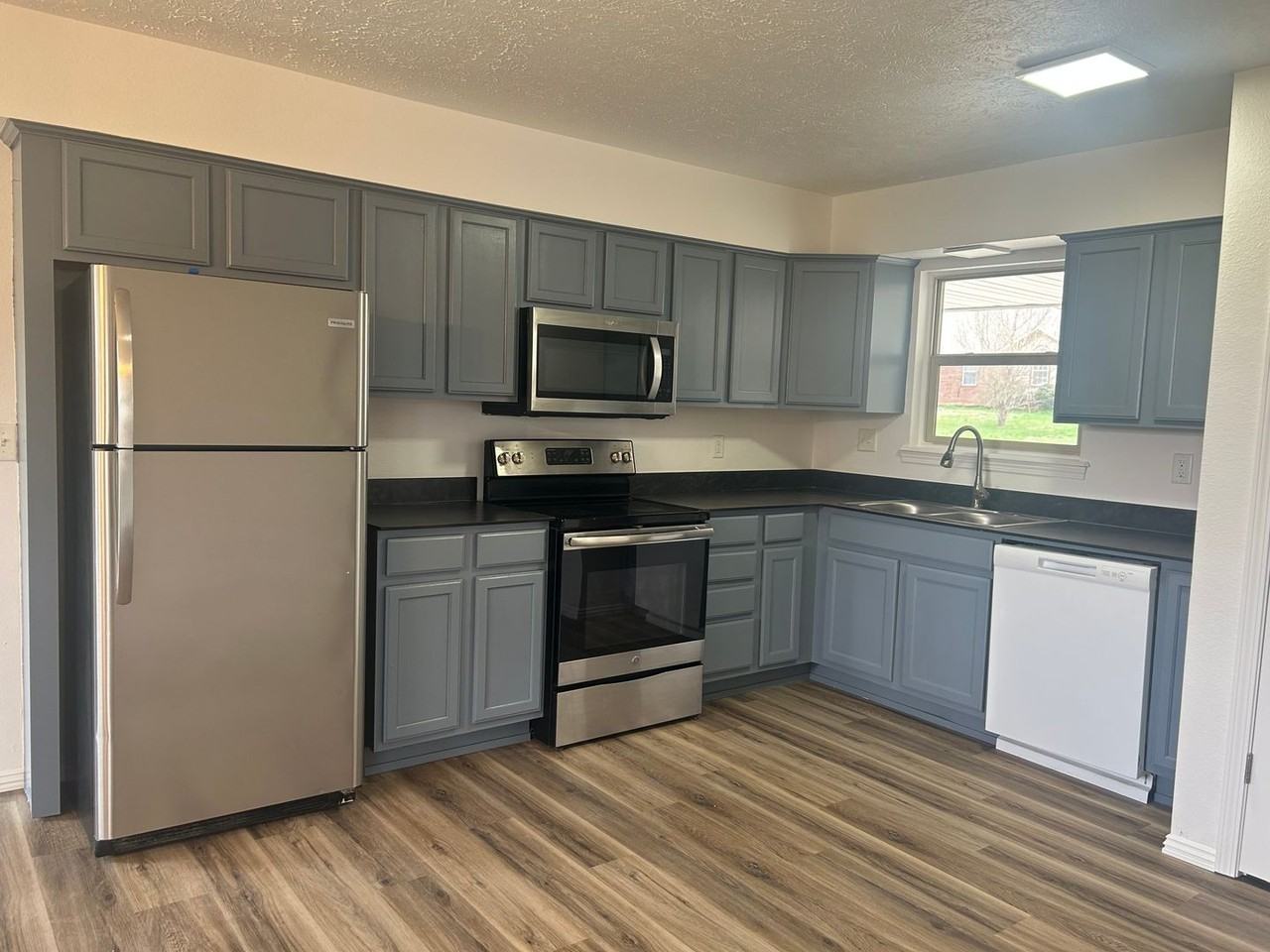 107 W Maple St - Photo 5 of 15